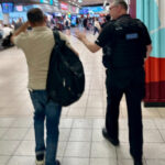 pasagerul unei curse aeriene londra luton bacau dat jos din avion dupa ce a furat ochelari de soare din duty free 6a18adc7783dd