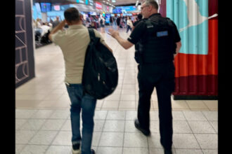pasagerul unei curse aeriene londra luton bacau dat jos din avion dupa ce a furat ochelari de soare din duty free 6a18adc7783dd
