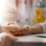 schimbare pentru bolnavii cronici si oncologici de la 1 iunie concediul medical va fi platit din prima zi 6a1c5bf69048a