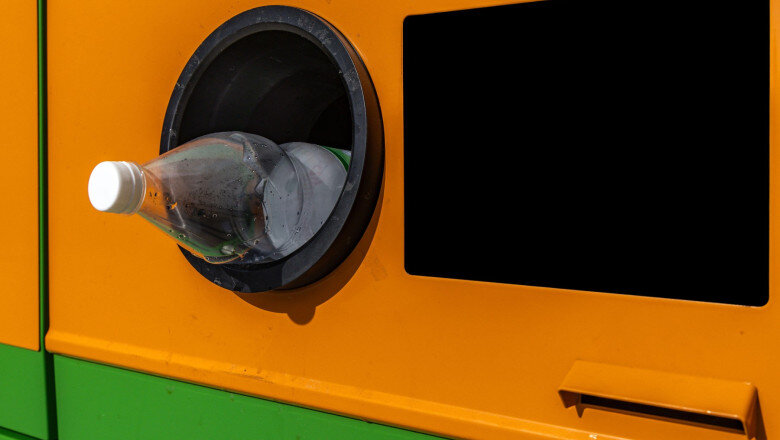 un barbat a stabilit un nou record in sistemul de reciclare dupa ce a introdus 8 000 de sticle in opt ore 6a15e095719bd