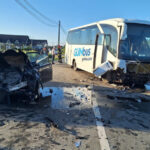 video accident grav intre un autocar care transporta mineri si un autoturism unul dintre soferi ar fi adormit la volan 6a1a99f8eb3ea