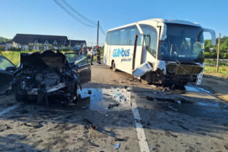 video accident grav intre un autocar care transporta mineri si un autoturism unul dintre soferi ar fi adormit la volan 6a1a99f8eb3ea