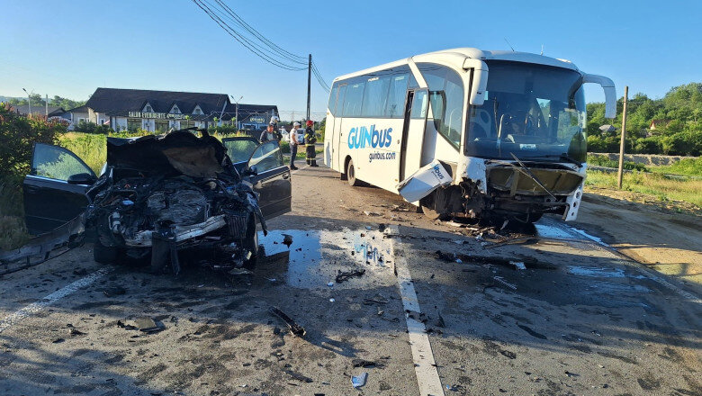 video accident grav intre un autocar care transporta mineri si un autoturism unul dintre soferi ar fi adormit la volan 6a1a99f8eb3ea