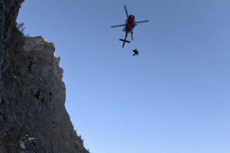 video au avut mare noroc doi turisti din capitala salvati dupa ce au cazut 100 de metri intr o rapa din masivul caraiman 6a130556e9fb6