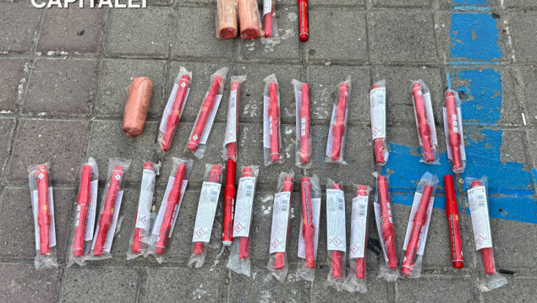 video jandarmii au gasit peste 30 de torte si petarde la fanii unui artist din belarus adunati in piata constitutiei 6a0e21b4a4457