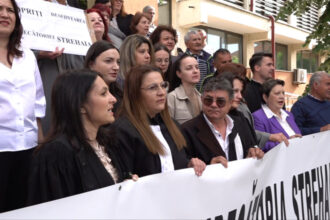 video judecatoria strehaia risca sa fie desfiintata din lipsa de judecatori protest al angajatilor si localnicilor 6a0fffe5a4db7
