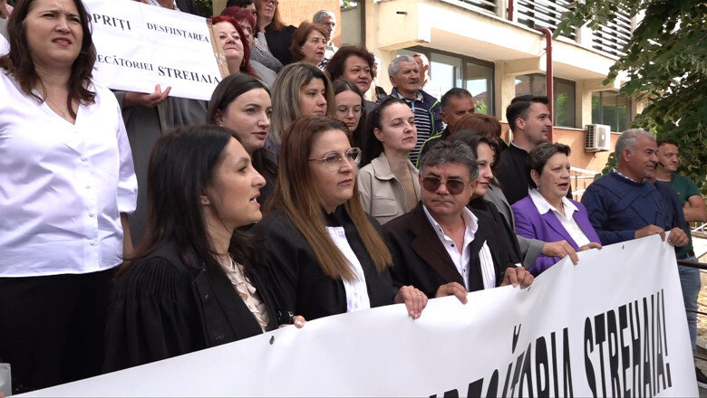 video judecatoria strehaia risca sa fie desfiintata din lipsa de judecatori protest al angajatilor si localnicilor 6a0fffe5a4db7