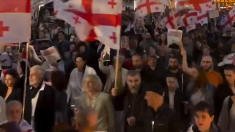 video mii de georgieni au iesit pe strazile din tbilisi de ziua independentei intr o manifestatie pro ue 6a15fa93d1a1f