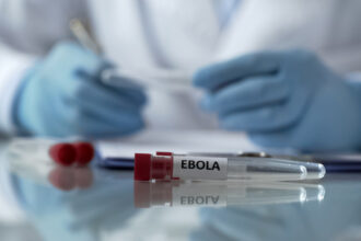 video suspiciune de infectare cu ebola in italia doi lucratori umanitari intorsi din uganda prezinta simptomele bolii 6a1462caa13eb
