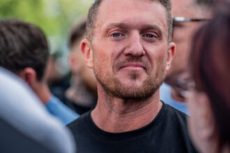 activistul de extrema dreapta tommy robinson a fost retinut pe aeroportul heathrow in temeiul legilor antiteroriste 6a2ea0107ad49