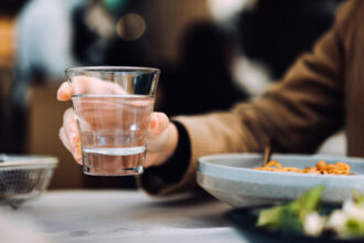 apa nu este un lux este un drept proiect de lege pentru ca restaurantele sa ofere gratuit clientilor apa potabila de la robinet 6a3cf662ecb79