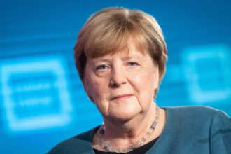 cu o intarziere de aproape cinci ani angela merkel primeste in sfarsit portretul oficial la cancelarie asadar acolo voi atarna 6a43fe86d7fec