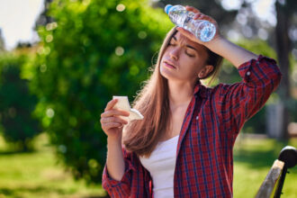 cum ne protejam de insolatie in zilele caniculare recomandarile medicilor pentru prevenirea complicatiilor 6a37784910502