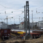 doua vagoane ale unui tren de marfa au cazut de pe un pod in munchen o persoana a fost grav ranita 6a36351207694