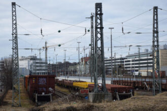 doua vagoane ale unui tren de marfa au cazut de pe un pod in munchen o persoana a fost grav ranita 6a36351207694