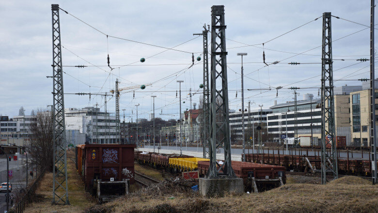 doua vagoane ale unui tren de marfa au cazut de pe un pod in munchen o persoana a fost grav ranita 6a36351207694