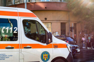 iasi accident intre o ambulanta care transporta un copil si un autoturism soferul masinii a fost ranit 6a378659c7d83