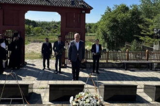 ilie bolojan a depus o coroana la manastirea eroilor romani de la tiganca republica moldova in memoria soldatilor morti in 1941 6a2ddb57509a3