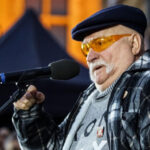 lech walesa a fost decorat cu ordinul national steaua romaniei in grad de mare cruce 6a358c04a8ec8