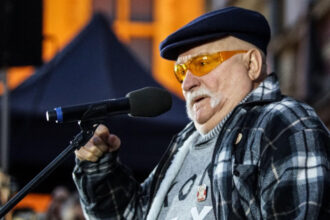 lech walesa a fost decorat cu ordinul national steaua romaniei in grad de mare cruce 6a358c04a8ec8