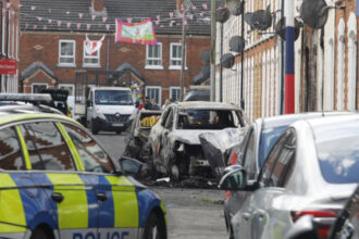 news alert trei familii de romani au fost afectate de violentele din belfast mae locuintele le au fost vandalizate 6a29824b4d14c
