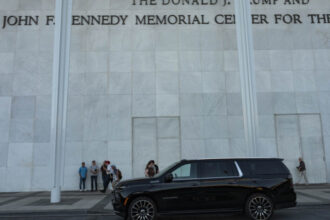 numele lui trump a fost eliminat de pe site ul centrului kennedy ce se intampla cu cel de pe fatada cladirii 6a27b226397ba