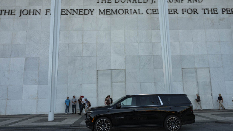 numele lui trump a fost eliminat de pe site ul centrului kennedy ce se intampla cu cel de pe fatada cladirii 6a27b226397ba