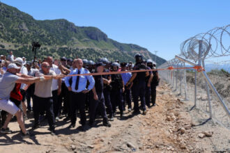 protestatarii albanezi au smuls gardurile santierului unde familia trump urmeaza sa construiasca un resort turistic de lux 6a2e67f57b0da
