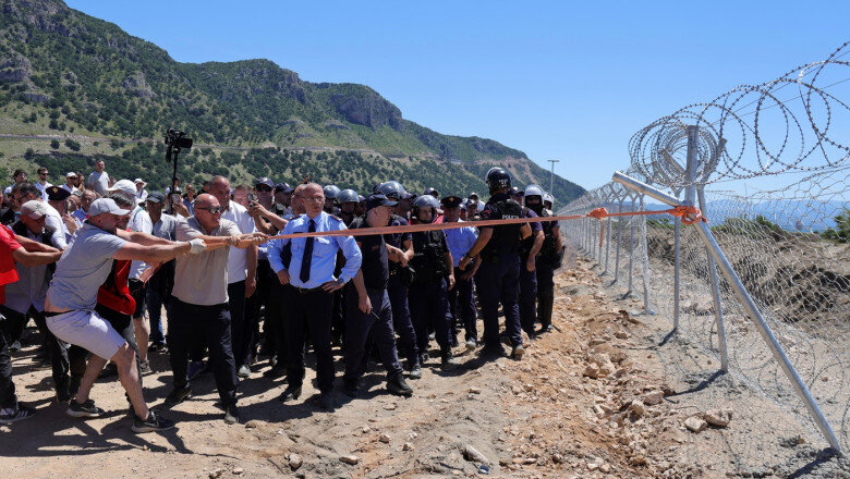 protestatarii albanezi au smuls gardurile santierului unde familia trump urmeaza sa construiasca un resort turistic de