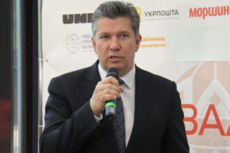 un fost ministru ucrainean a fost pus sub acuzare intr o schema prin care barbatii erau ajutati sa scape de serviciul militar 6a3697488e3a7