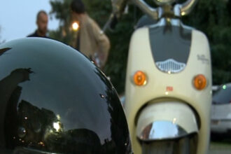 video 80 de ani de vespa parada cu mii de scutere pe strazile romei este ceva special 6a3ffbf68f454
