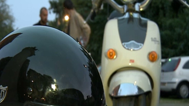 video 80 de ani de vespa parada cu mii de scutere pe strazile romei este ceva special 6a3ffbf68f454