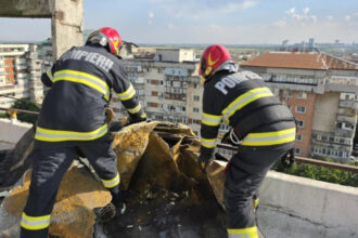 video momentul in care furtuna smulge acoperisul unui bloc in targoviste vijelia a facut ravagii un om a fost ranit 6a42bb1ae98d3