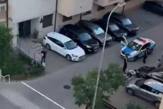 video panica intr un cartier din bucuresti doua clanuri rivale s au amenintat cu topoare si pistoale 6a316d6b3da1d