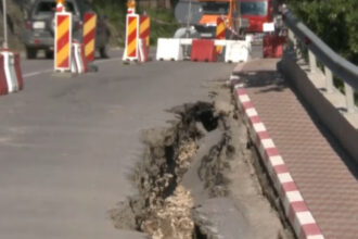 video pericol pe drumul care leaga buzaul de brasov o portiune din dn10 s a surpat iar autoritatile au declarat zona calamitata 6a27c04dcd921