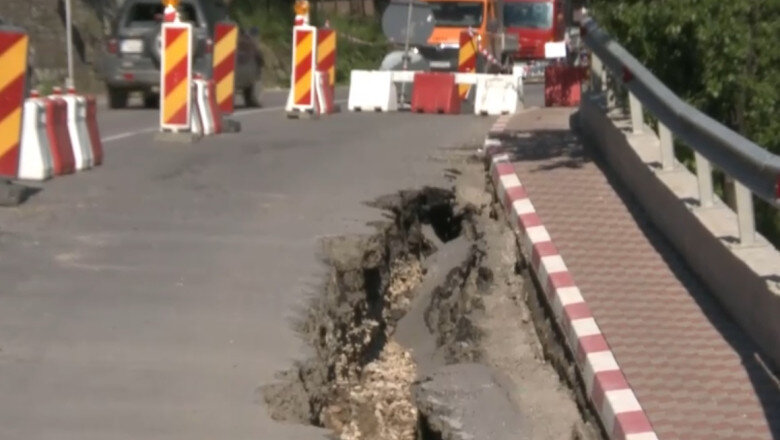 video pericol pe drumul care leaga buzaul de brasov o portiune din dn10 s a surpat iar autoritatile au declarat zona calamitata 6a27c04dcd921