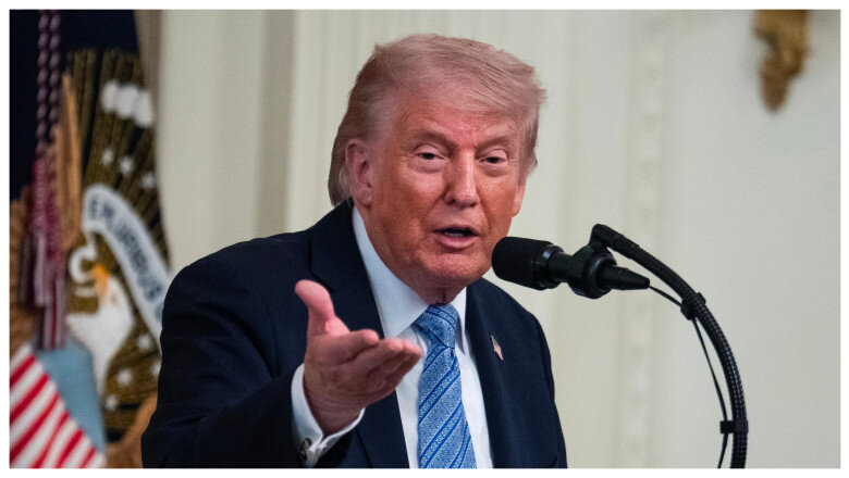 video trump jigneste din nou o jurnalista si pleaca brusc in mijlocul interviului ori esti partinitoare ori esti proasta 099b557a