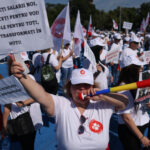 videofoto peste 10 000 de angajati din sanatate protesteaza fata de noua lege a salarizarii manifestantii au plecat in mars din piata victoriei 6a1ffc15d3c24