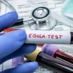 virusul ebola poate ramane ascuns in organism luni sau ani cum poate reaparea infectia studiu 6a366d0986e5d