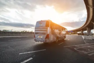 60 de elevi romani lasati fara acte bani si bagaje in timpul unei calatorii in franta hotii le au spart autocarul la nisa 6a671fa27b98c
