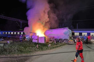 accident intre un tren de calatori care se indrepta spre constanta si o autocisterna 200 de calatori evacuati camionul a luat foc 6a628939e24fd