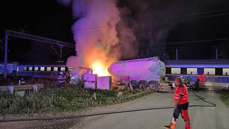 accident intre un tren de calatori care se indrepta spre constanta si o autocisterna 200 de calatori evacuati camionul a luat foc 6a628939e24fd