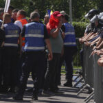amenzi de peste 2 000 lei dupa incidentele de la protestul oierilor jandarmeria au fost aruncate obiecte si s a incitat la violenta 6a6b999c2f449