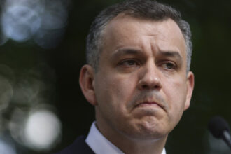 aur ii cere lui nicusor dan sa il demita pe eugen tomac partidul reclama o imixtiune inacceptabila in viata partidelor parlamentare 6a6234cc723f9