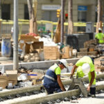 barcelona distribuie bratari de monitorizare a temperaturii corporale pentru angajatii care lucreaza in aer liber 6a46af8103be6