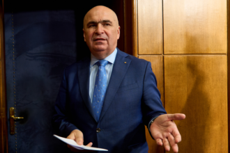 bolojan se tine legat cu lanturi de scaunul de la palatul victoria desi a fost demis de aproape trei luni 6a6520c85abff