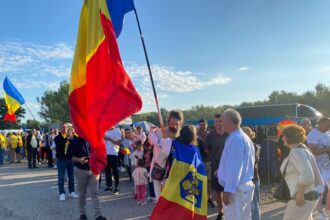 calin georgescu primit de sute de sustinatori la targul de la calugareni in judetul giurgiu 6a659c23295f2