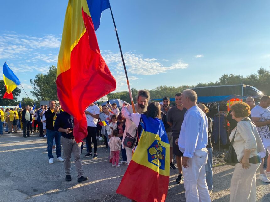 calin georgescu primit de sute de sustinatori la targul de la calugareni in judetul giurgiu 6a659c23295f2
