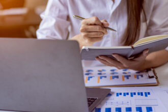 cine poate iesi mai devreme la pensie in romania lista domeniilor in care se reduce varsta standard si conditiile prevazute de lege 6a51c81e217f9