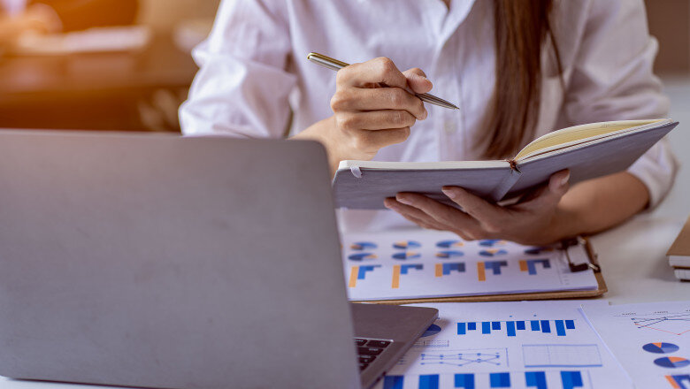 cine poate iesi mai devreme la pensie in romania lista domeniilor in care se reduce varsta standard si conditiile prevazute de lege 6a51c81e217f9